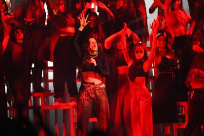 Rosalía, en su actuación durante los MTV EMA 2019. La intérprete catalana ganó el premio a Mejor colaboración por la canción 'Con altura' junto a J Balvin. Rosalía subió al escenario junto al productor El Guincho, mientras el público local coreaba el tema a capela. Dio las gracias en inglés y volvió a mostrarse tremendamente emocionada.