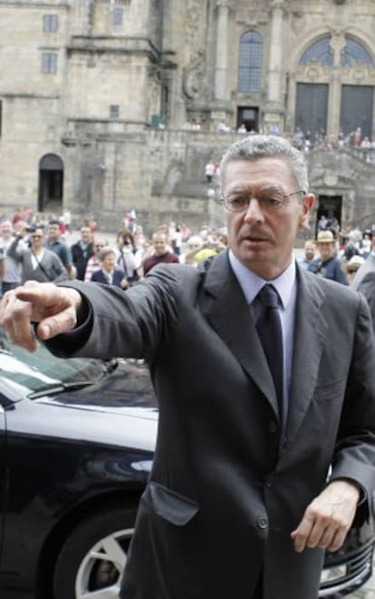 El ministro Alberto Ruiz-Gallardón ayer en Santiago.