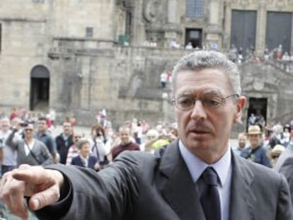 El ministro Alberto Ruiz-Gallardón ayer en Santiago.