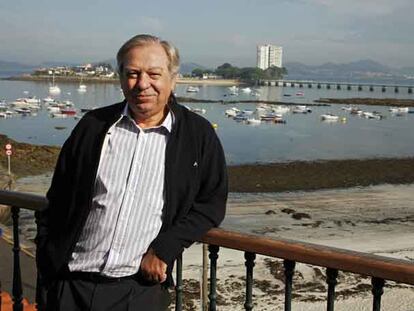El ex director de PSA Citroën y vicepresidente de la Fundación Sociedade do Coñecemento, Javier Riera, en su casa de Canido, en Vigo.