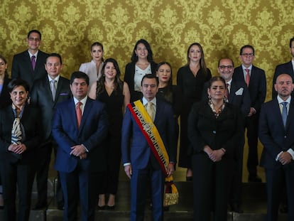 El presidente de Ecuador, Daniel Noboa, posa para una foto oficial acompañado por sus ministros.