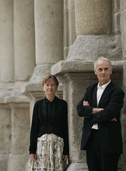 Amanda Renshaw y Julian Bell, a las puertas del Museo del Prado.