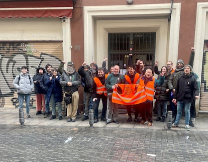 Mariano Ordaz (de verde en el centro), celebra con varios vecinos y miembros del Sindicato de Inquilinas la paralización del desahucio frente a su portal en la calle de Carnero.