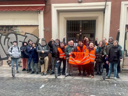 Mariano Ordaz (de verde en el centro), celebra con varios vecinos y miembros del Sindicato de Inquilinas la paralización del desahucio frente a su portal en la calle de Carnero.