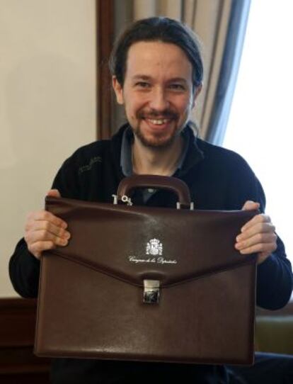 El líder de Podemos, Pablo Iglesias, con su nuevo maletín como miembro del Congreso de los Diputados.