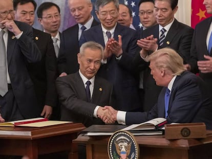 Donald Trump estrecha la mano con Liu He, el 15 de enero en Washington.