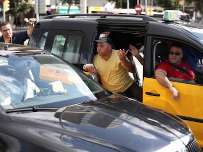 Huelga de taxistas contra Uber en el centro de Barcelona.