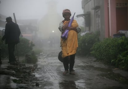 Las localidades afectadas son Sukameriah, Bekerah, Simacem, Gurukinayan, Kutatengah, Berastepu, Gamber y Sibintun. En la imagen, una mujer con su bebé camina por una calle cubierta de humo y cenizas en Kuta Tengah, al norte de Sumatra, Indonesia.