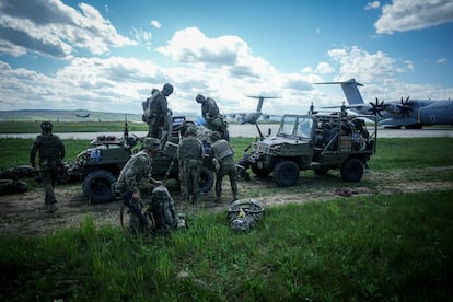 Militares españoles en una base de la OTAN en Rumania en mayo de 2024.