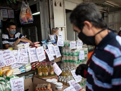 Vendedor espera clientes em uma mercearia de Caracas, Venezuela.