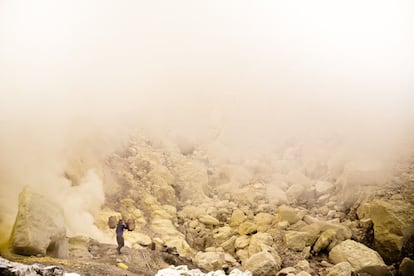 Los trabajadores del volcán cargan con kilos de azufre y pasan junto a las fumarolas volcánicas, donde el sulfuro de hidrógeno y el dióxido de azufre envenenan el aire.