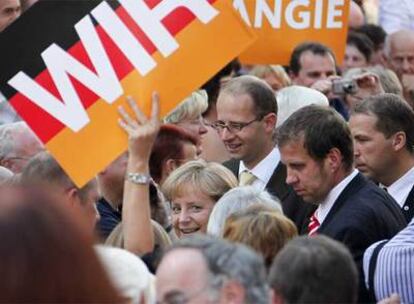 La canciller alemana, Angela Merkel, sonríe a sus simpatizantes a su llegada a un mitin en Fulda.