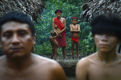 Ind&iacute;genas yanomami de la comunidad de Irotatheri, al sur de Venezuela, este viernes.