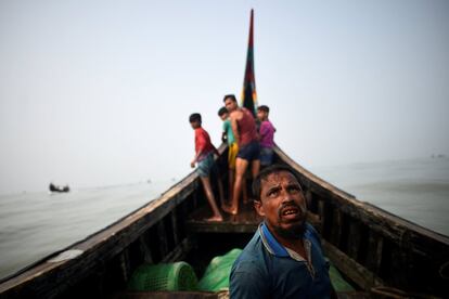 Un grupo de refugiados rohingyas en un barco pesquero en la bahía de Bengal (Bangladés), el 24 de marzo de 2018.
