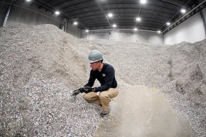 Un miembro de la empresa Alterra Energy trabaja en la zona de almacenamiento de plásticos triturados en Akron, Ohio, en 2022.