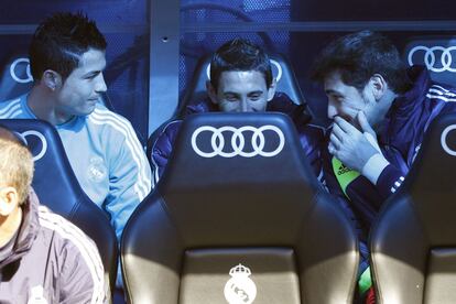 Cristiano Ronaldo, junto a Di María e Íker Casillas, después de firmar la renovación del contrato con el Real Madrid en el Estadio Santiago Bernabéu el 15 de septiembre de 2013.