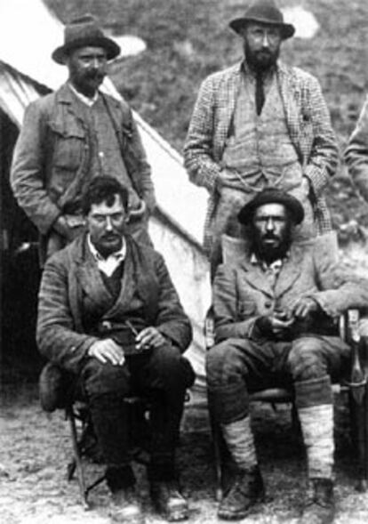George Leich Mallory (abajo a la izquierda), junto a otros alpinistas.