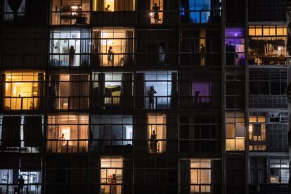 Habitantes de São Paulo, Brasil, permanecen confinados en sus viviendas el 19 de marzo.