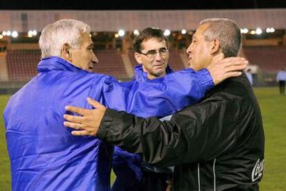 Arsenio y Fernando Vázquez, seleccionadores de Galicia, saludan a Ferrín, de Uruguay, ayer en Santiago.