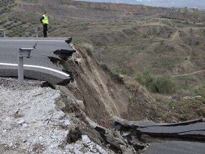Un técnico observa el hundimiento que afectó a la A-92 en un tramo de 40 metros entre Jun y Guadix (Granada).