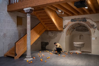 'Noches en los jardines de España', instalación de Álvaro Urbano en la iglesia de San Martín, en Arévalo (Ávila).