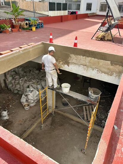 Obras en la terraza de varios bloques de pisos en el barrio de Algirós de Valencia para airear y dar luz a los bajos donde, según los vecinos, habrá apartamentos con licencia turística.