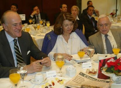 Baldomero Falcones, presidente de FCC; Elvira Rodríguez, presidenta de la Asamblea de la Comunidad de Madrid, y Miguel Martín, presidente de la AEB