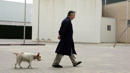 El escultor Andreu Alfaro, el 3 de junio de 2004 en el patio de su taller, entre Rocafort y Godella. 