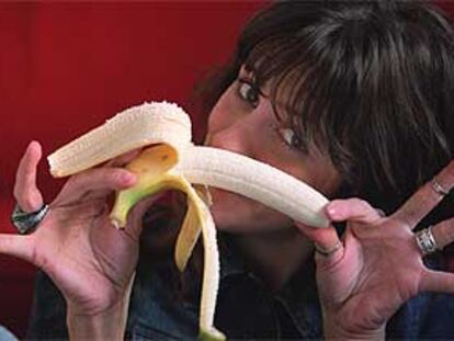 Lorena Berdún, a punto de hincarle el diente al plátano.