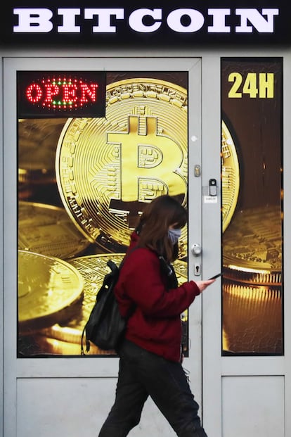 Una mujer camina delante de una tienda de bitcoin en Cracovia el pasado 2 de enero.