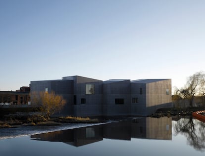 The Hepworth, (2011) Wakefield, (Reino Unido). Este museo parece surgir del río Calder en West Yorkshire. Escultórico, pero más sereno que espectacular, conecta diez volúmenes trapezoidales para formar un volumen que se relaciona con el lugar.