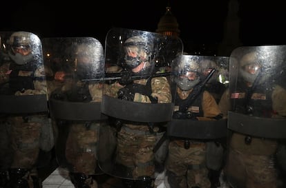 La Guardia Nacional ayudan a los oficiales de policía a dispersar a los manifestantes que se están reuniendo en el Capitolio de los Estados Unidos.