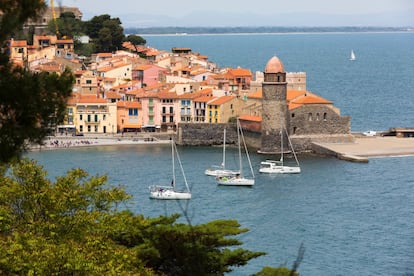 El 28 de enero de 1939, Antonio Machado se bajó en la estación de trenes de <a href="https://www.turismo-occitanie.es/grandes-sitios/collioure-en-la-costa-bermeja" target="_blank"> Colliure</a> procedente de Cerbère. Como cientos de miles de republicanos, escapaba del avance de las tropas franquistas junto a su madre, su hermano, su cuñada y el escritor Corpus Barga. Allí murió el 22 de febrero de 1939, y su tumba es un lugar de peregrinación para muchos españoles. <a href="https://elpais.com/elpais/2019/02/14/album/1550145860_432243.html" target="_blank">Más allá del recuerdo del poeta</a> de la generación del 98, Colliure es hoy un pequeño y pintoresco puerto de la Côte Vermeille, a solo 30 kilómetros de la frontera española, con embarcaciones que cabecean recortadas sobre un fondo de casas pintadas en suaves colores pastel que inspiraron a pintores como Henri Matisse, André Derain, Picasso o George Braque.