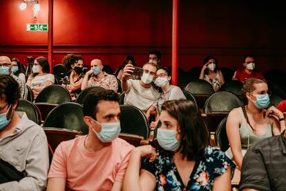 Asistentes a la reapertura del Teatro Lara, el pasado miércoles, en Madrid.