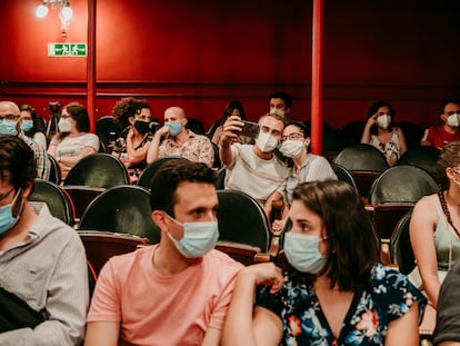 Asistentes a la reapertura del Teatro Lara, el pasado miércoles, en Madrid.