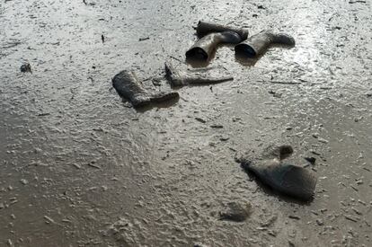 Botas de agua abandonadas en un charco de barro, el 22 de junio de 2016.