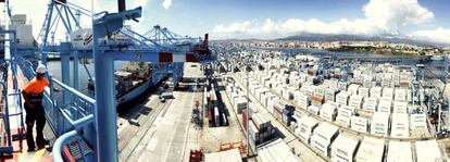 Tr&aacute;fico de contenedores en el Puerto de Algeciras. 