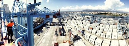 Tr&aacute;fico de contenedores en el Puerto de Algeciras. 