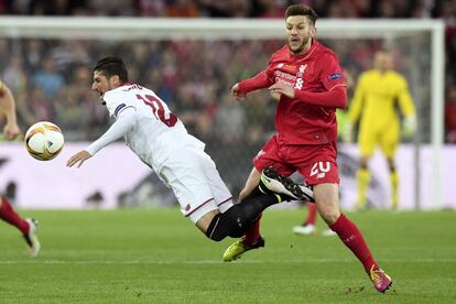 Sergio Escudero cae ante Adam Lallana durante el partido por la final de la Liga Europa entre el Sevilla y el Liverpool.