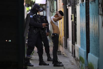 Un policía revisa los documentos de un hombre en Soyapango, El Salvador, el 16 de agosto de 2022.