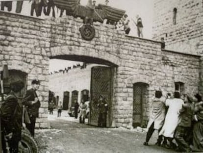 Derribo del símbolo nazi en el campo de Mauthausen, tras su liberación.