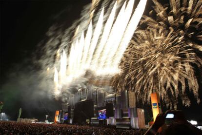 Juegos pirotécnicos sobre el escenario de la Ciudad del Rock para celebrar el inicio del festival.