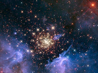 Nubes de gas y polvo interestelar que emergen de la formación de nuevas estrellas, capturada a 20.000 años luz de distancia en la constelación de Carina.