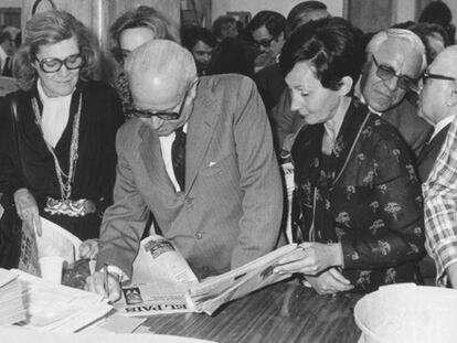 Juan Ortega Spottorno firmando el primer ejemplar de EL PAÍS (1976).