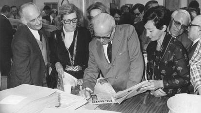 Juan Ortega Spottorno firmando el primer ejemplar de EL PAÍS (1976).