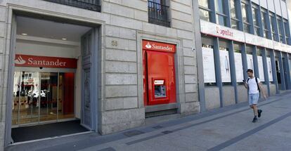 Sucursal de Banco Santander y Popular.