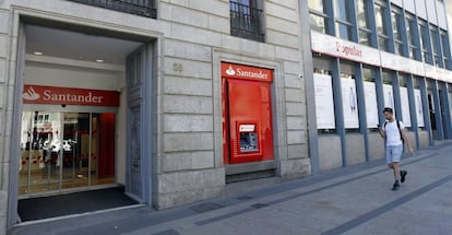 Sucursal de Banco Santander y Popular.