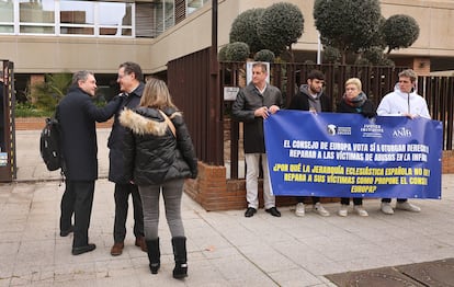 El obispo de Bilbao, Joseba Segura, ha sido el único prelado que se ha detenido para hablar con las víctimas de abusos en la Iglesia que se manifestaban ante la Conferencia Episcopal.