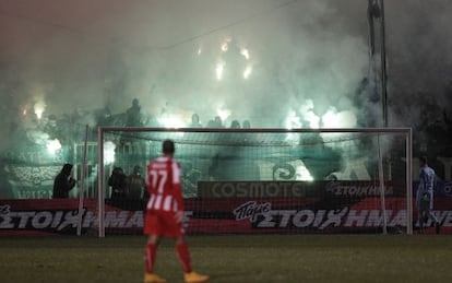 Aficionados del Panathinaikos 'celebran' con bengalas un gol al Olympiakos.