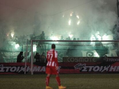 Aficionados del Panathinaikos 'celebran' con bengalas un gol al Olympiakos.